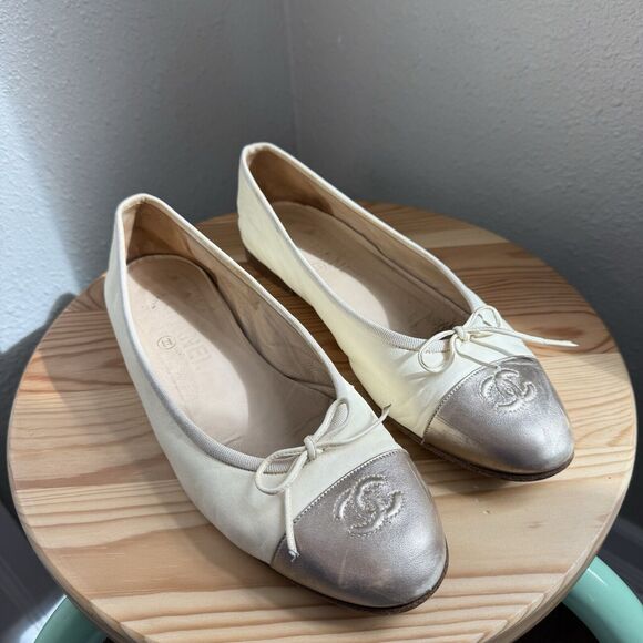 CHANEL Leather Ballet Flats Wms 9.5 Color block Ivory Gold CC Logo - Authentic - Picture 1 of 16